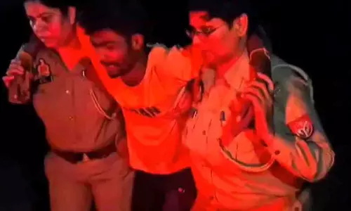 Ghaziabad: महिला पुलिसकर्मी ने हिस्ट्रीशीटर को गोली मारकर किया गिरफ्तार Ghaziabad: महिला पुलिसकर्मी ने हिस्ट्रीशीटर को गोली मारकर किया गिरफ्तार