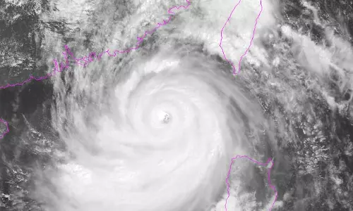 अंतरिक्ष में Super Typhoon रागासा को निगलते हुए दिखाया गया है, जो हैरान कर देने वाला