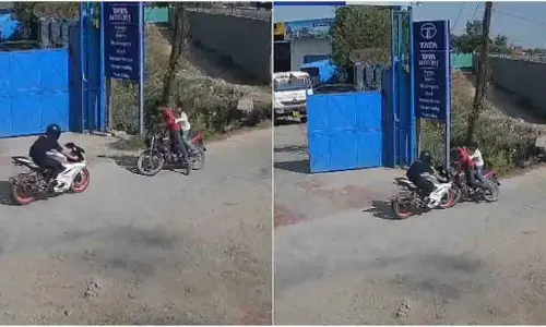 Hapur: स्पोर्ट्स बाइक ने सामने से आ रहे दोपहिया वाहन को टक्कर मार दी Hapur: स्पोर्ट्स बाइक ने सामने से आ रहे दोपहिया वाहन को टक्कर मार दी