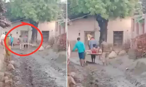 Chhatarpur: ग्रामीणों ने सड़क अभाव में खाट पर बुजुर्ग को अस्पताल पहुंचाया