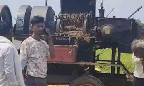 Khargone: सोयाबीन की कटाई करते समय मजदूर का सिर थ्रेशर में फंसने से मौत Khargone: सोयाबीन की कटाई करते समय मजदूर का सिर थ्रेशर में फंसने से मौत