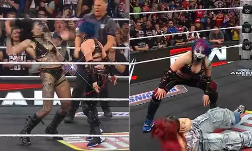 WWE RAW: असुका ने रिया रिप्ली पर हरी धुंध थूकी, इयो स्काई पर हमला किया