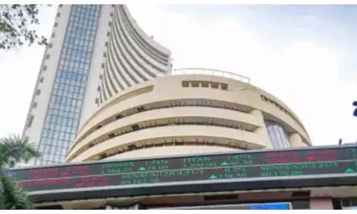 सेंसेक्स में गिरावट, निफ्टी 25,200 के नीचे; बैंकिंग शेयरों में मजबूती