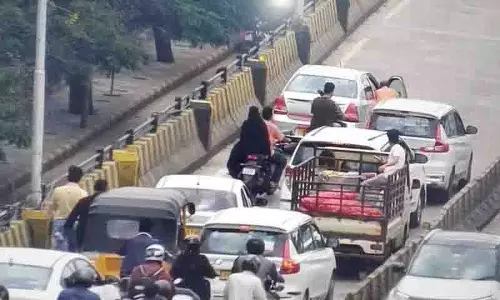 Hyderabad: दोपहिया चालकों ने समर्पित लेन की कमी पर जताई नाराजगी Hyderabad: दोपहिया चालकों ने समर्पित लेन की कमी पर जताई नाराजगी
