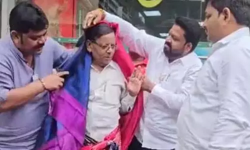 Dombivali में भाजपा कार्यकर्ताओं ने वरिष्ठ कांग्रेस नेता को साड़ी पहनाई Dombivali में भाजपा कार्यकर्ताओं ने वरिष्ठ कांग्रेस नेता को साड़ी पहनाई