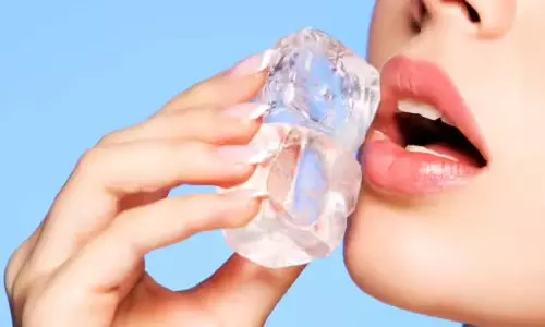 Face पर रोज बर्फ रगड़ने के नुकसान: डर्मेटोलॉजिस्ट की चेतावनी