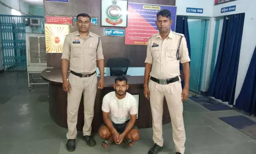 जोरापाली में अवैध शराब पकड़ी गई, कोतरारोड़ पुलिस की दबिश में युवक गिरफ्तार जोरापाली में अवैध शराब पकड़ी गई, कोतरारोड़ पुलिस की दबिश में युवक गिरफ्तार