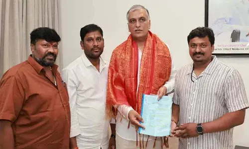 राशन डीलरों की जान से खिलवाड़ करना गलत: Harish Rao