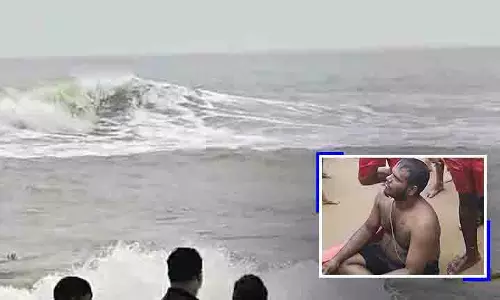 Puri: समुद्र में रिप करंट की चपेट में आने से पर्यटक को बचाया गया