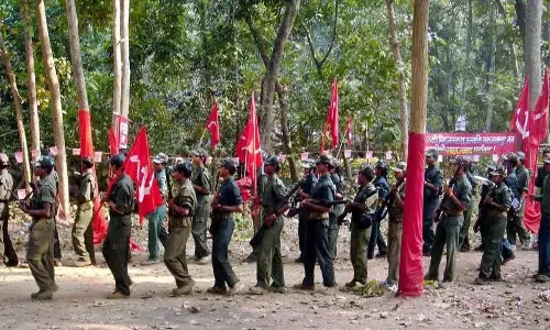 माओवादी केंद्रीय समिति ने मल्लोजुला वेणुगोपाल को हथियार सौंपने की चेतावनी दी माओवादी केंद्रीय समिति ने मल्लोजुला वेणुगोपाल को हथियार सौंपने की चेतावनी दी