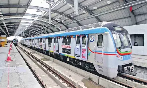 मेट्रो ट्रेन एक बार फिर रुकी.. यात्री परेशान