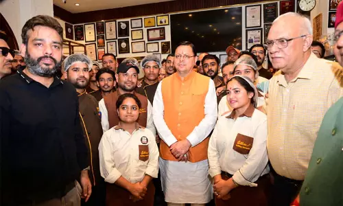 धामी ने देहरादून में GST बचत महोत्सव में दुकानों का दौरा किया