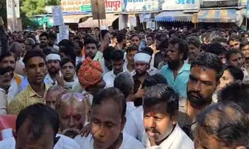 हिंदू युवक के जबरन धर्म परिवर्तन से आक्रोश, कलेक्टर ऑफिस के बाहर प्रदर्शन