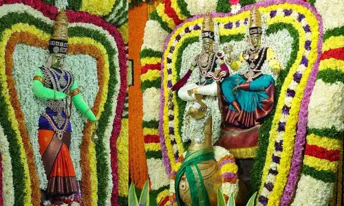 भव्यता के साथ दशहरा उत्सव.. ब्रह्मचारिणी के रूप में प्रकट हुईं श्रीशैल भ्रमराम्बा..!