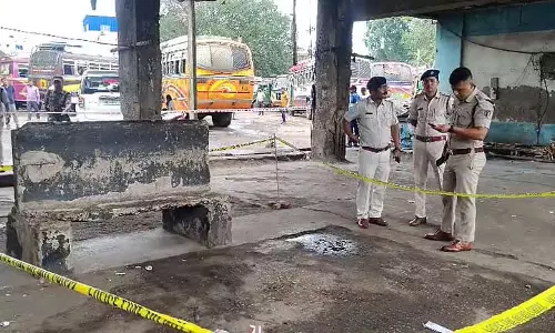 बस स्टैंड परिसर में लॉटरी डीलर की हत्या बस स्टैंड परिसर में लॉटरी डीलर की हत्या