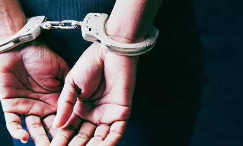 शिक्षक को जाली मुहर और हस्ताक्षर करते पकड़ा गया