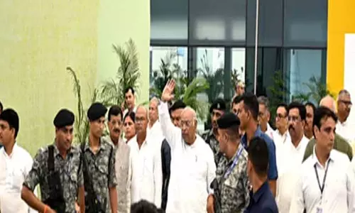 कांग्रेस कार्यसमिति की बैठक के लिए पटना पहुंचे खड़गे, कार्यकर्ताओं ने किया भव्य स्वागत
