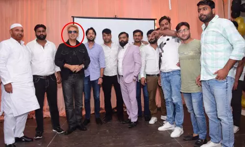 BREAKING: मशहूर हेयर स्टाइलिस्ट जावेद हबीब और बेटे पर FIR दर्ज BREAKING: मशहूर हेयर स्टाइलिस्ट जावेद हबीब और बेटे पर FIR दर्ज