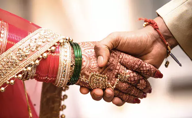 शादी से पहले शिक्षिका पर युवक ने फेंका तेजाब शादी से पहले शिक्षिका पर युवक ने फेंका तेजाब