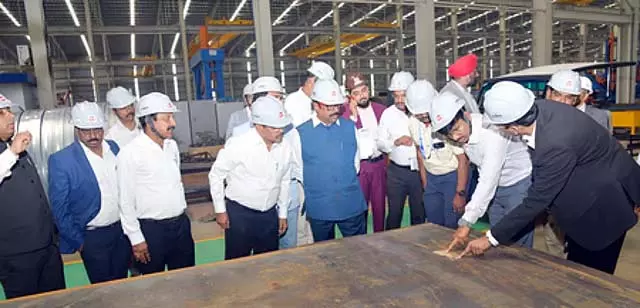 अन्ना सलाई फ्लाईओवर: खंभों के लिए गुजरात स्टील; मंत्री ई.वी. वेलु ने किया निरीक्षण अन्ना सलाई फ्लाईओवर: खंभों के लिए गुजरात स्टील; मंत्री ई.वी. वेलु ने किया निरीक्षण
