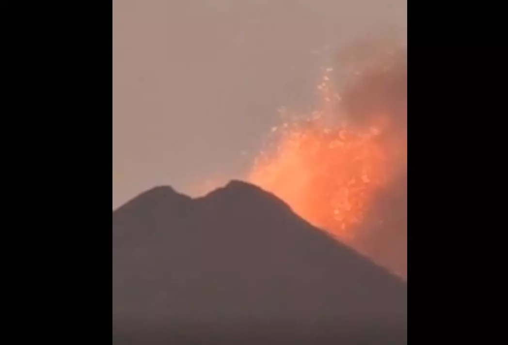 OMG! भारत का इकलौता सक्रिय ज्वालामुखी Barren Island फिर सक्रिय, लावा और धुआं निकलते हुए दिखा OMG! भारत का इकलौता सक्रिय ज्वालामुखी Barren Island फिर सक्रिय, लावा और धुआं निकलते हुए दिखा
