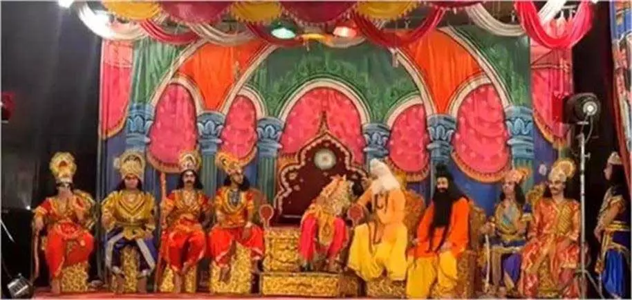 Himachal: रामलीला मंच पर दशरथ की भूमिका निभाने वाले कलाकार की दिल का दौरा पड़ने से मौत Himachal: रामलीला मंच पर दशरथ की भूमिका निभाने वाले कलाकार की दिल का दौरा पड़ने से मौत