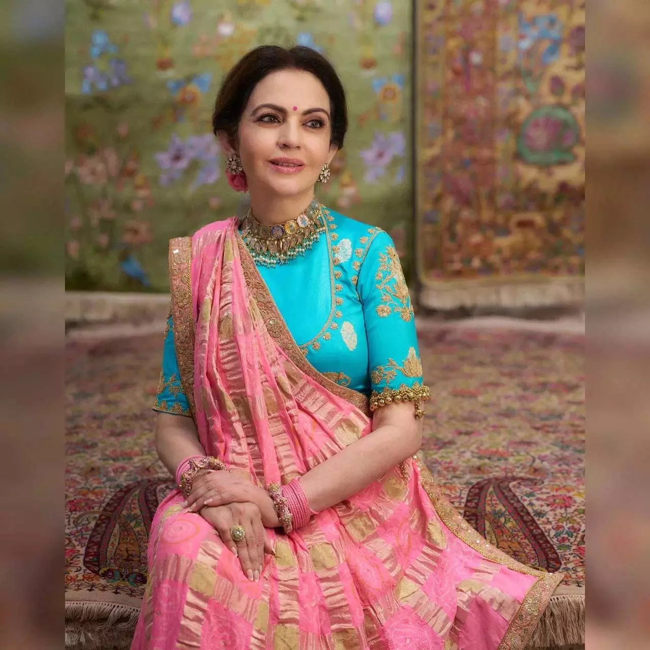 Nita Ambani Navratri Look: नवरात्रि पर नीता अंबानी के इन लुक्स को कॉपी करना है आसान, आप भी करें ट्राई Nita Ambani Navratri Look: नवरात्रि पर नीता अंबानी के इन लुक्स को कॉपी करना है आसान, आप भी करें ट्राई