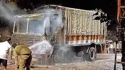 ऐनापुर में तनाव, स्थानीय लोगों ने गाय का मांस ले जा रहे ट्रक में आग लगाई; 7 लोग गिरफ्तार ऐनापुर में तनाव, स्थानीय लोगों ने गाय का मांस ले जा रहे ट्रक में आग लगाई; 7 लोग गिरफ्तार