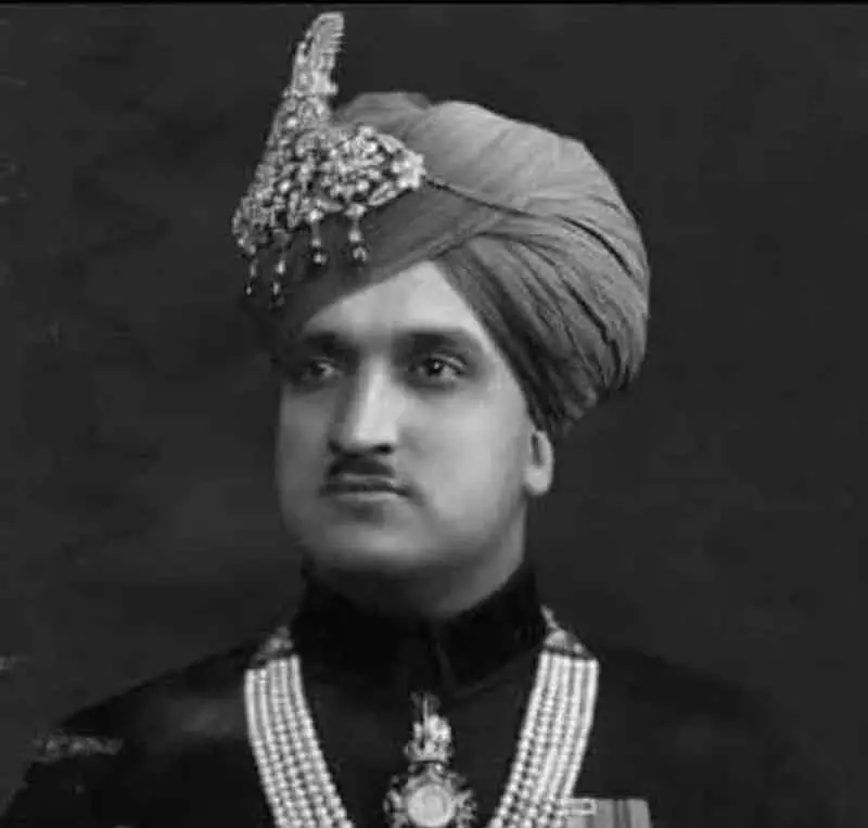 एलजी मनोज सिन्हा ने महाराजा हरि सिंह को उनकी 130वीं जयंती पर श्रद्धांजलि दी एलजी मनोज सिन्हा ने महाराजा हरि सिंह को उनकी 130वीं जयंती पर श्रद्धांजलि दी