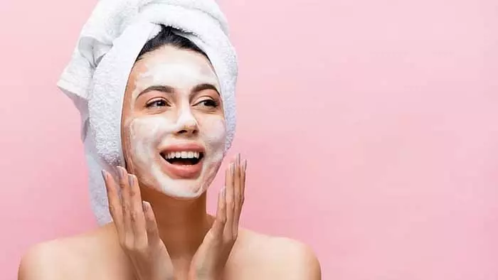 Monsoon Skin Care Tips: मानसून में चिपचिपी त्वचा से पाना चाहते हैं छुटकारा तो अपनाएं ये टिप्स, चेहरा दिखेगा ग्लोइंग Monsoon Skin Care Tips: मानसून में चिपचिपी त्वचा से पाना चाहते हैं छुटकारा तो अपनाएं ये टिप्स, चेहरा दिखेगा ग्लोइंग