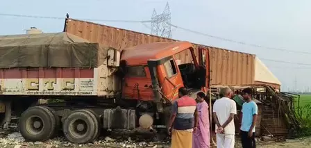 तेज रफ्तार ट्रक होटल में जा घुसा, एक की मौत, दो घायल तेज रफ्तार ट्रक होटल में जा घुसा, एक की मौत, दो घायल