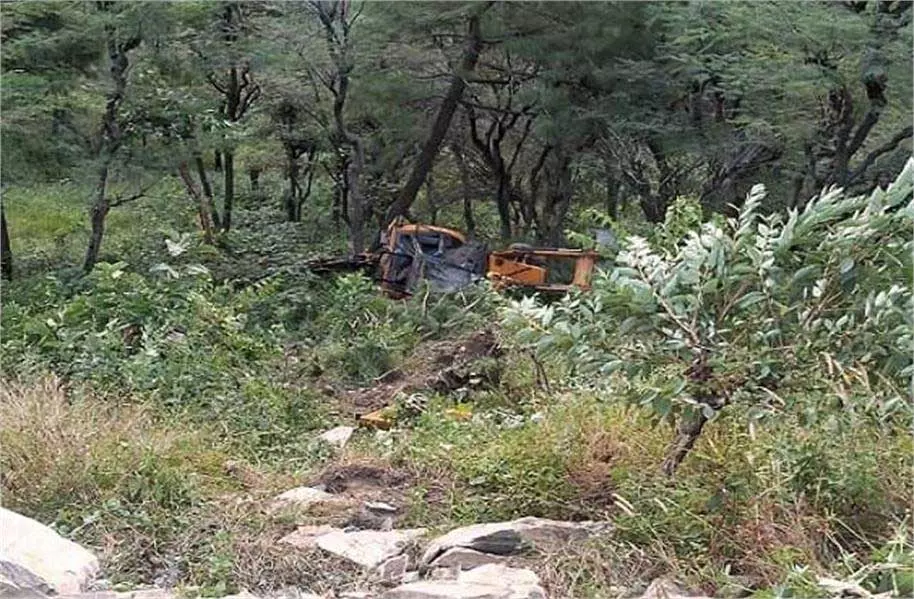 Himachal: जेसीबी पलटने से चालक की मौत Himachal: जेसीबी पलटने से चालक की मौत