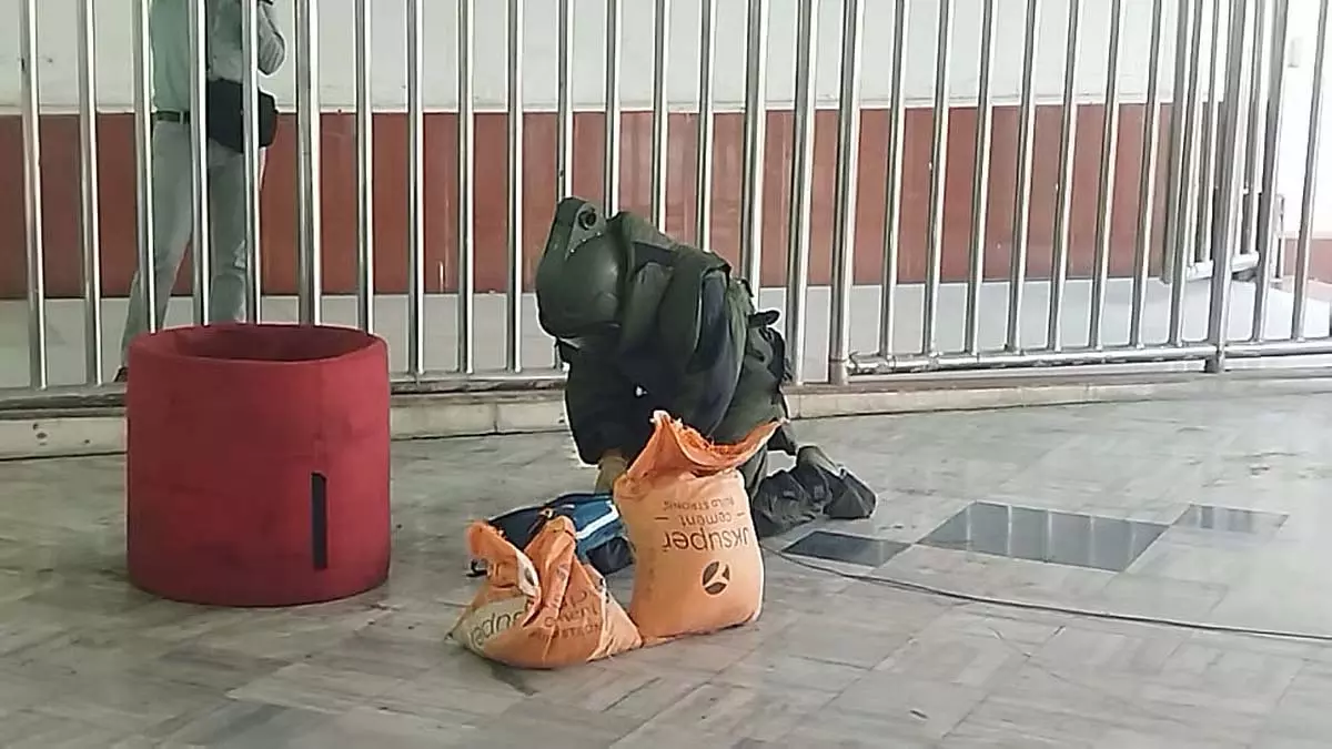Indore : बम निरोधक दस्ते ने खजराना गणेश मंदिर की सुरक्षा जांची Indore : बम निरोधक दस्ते ने खजराना गणेश मंदिर की सुरक्षा जांची