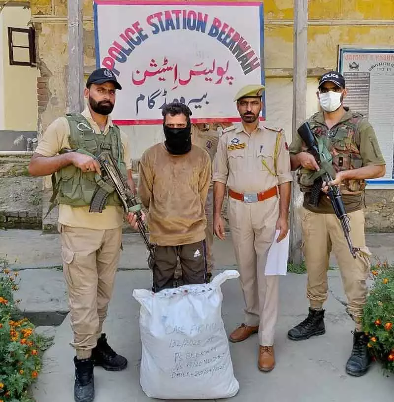 बडगाम में पुलिस ने भारी मात्रा में नशीला पदार्थ बरामद किया, आरोपी गिरफ्तार बडगाम में पुलिस ने भारी मात्रा में नशीला पदार्थ बरामद किया, आरोपी गिरफ्तार