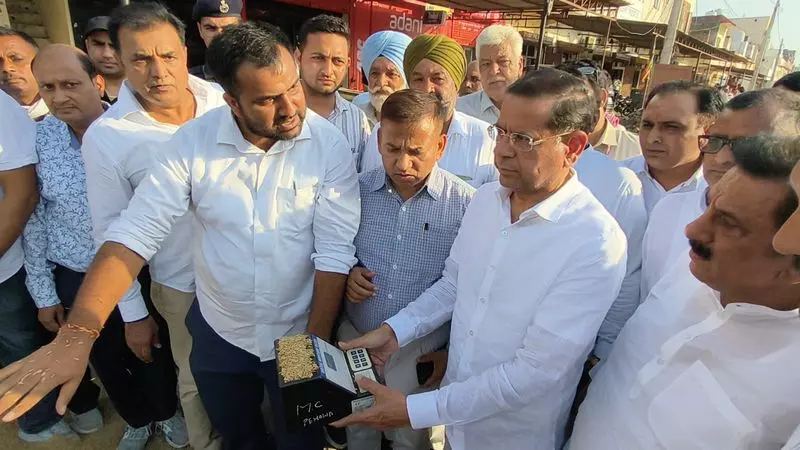 Haryana : थानेसर में धान खरीद मंत्री राजेश नागर ने अनाज मंडियों का दौरा किया Haryana : थानेसर में धान खरीद मंत्री राजेश नागर ने अनाज मंडियों का दौरा किया