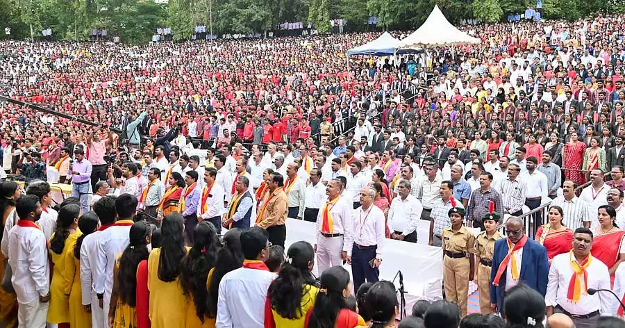 सैकड़ों लोग राष्ट्रगान का जश्न मना रहे हैं: हज़ारों स्वरों में जय भारत सैकड़ों लोग राष्ट्रगान का जश्न मना रहे हैं: हज़ारों स्वरों में जय भारत