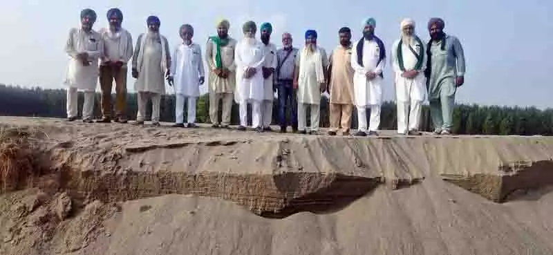 Punjab: बाढ़ प्रभावित अजनाला के किसान खेतों में जमा रेत से जूझ रहे Punjab: बाढ़ प्रभावित अजनाला के किसान खेतों में जमा रेत से जूझ रहे
