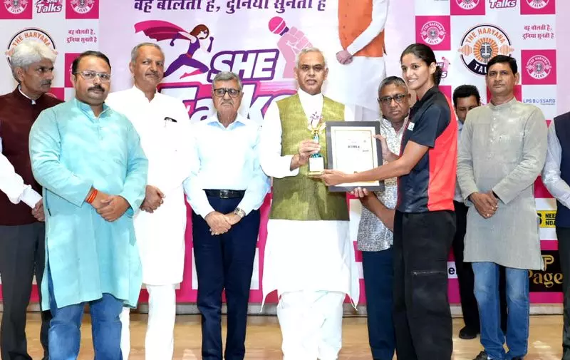 गुजरात के राज्यपाल ने 48 सफल महिलाओं को सम्मानित किया गुजरात के राज्यपाल ने 48 सफल महिलाओं को सम्मानित किया