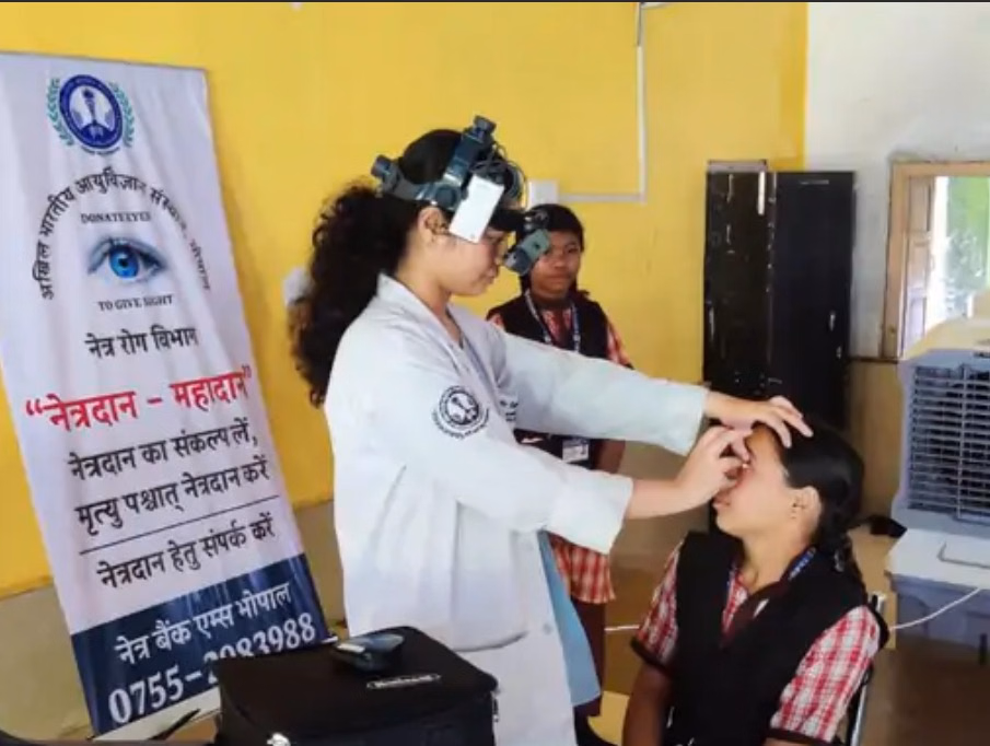 Bhopal: 22% छात्राओं में आंखों की बीमारी का पता चला AIIMS कैंप में Bhopal: 22% छात्राओं में आंखों की बीमारी का पता चला AIIMS कैंप में