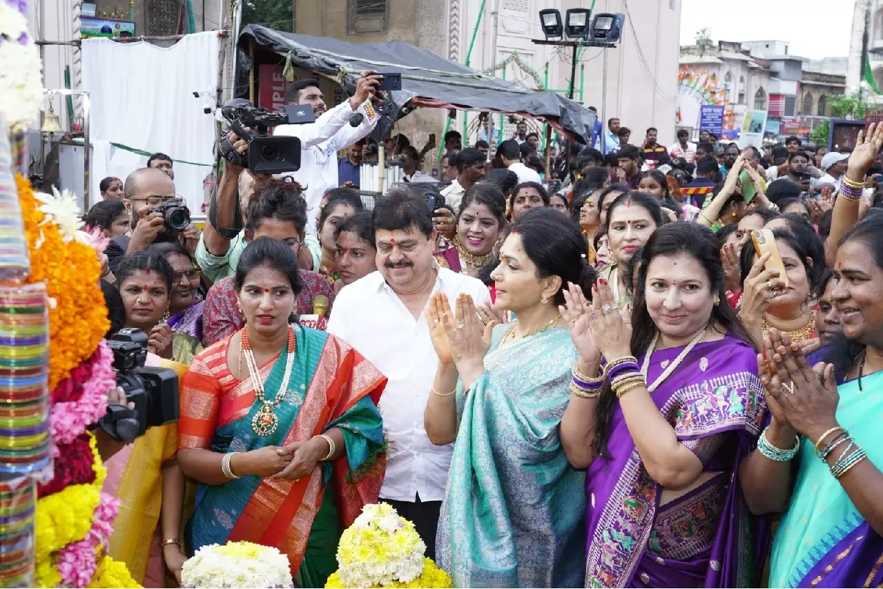खुशबू ने चारमीनार मंदिर में बतुकम्मा समारोह में भाग लिया खुशबू ने चारमीनार मंदिर में बतुकम्मा समारोह में भाग लिया