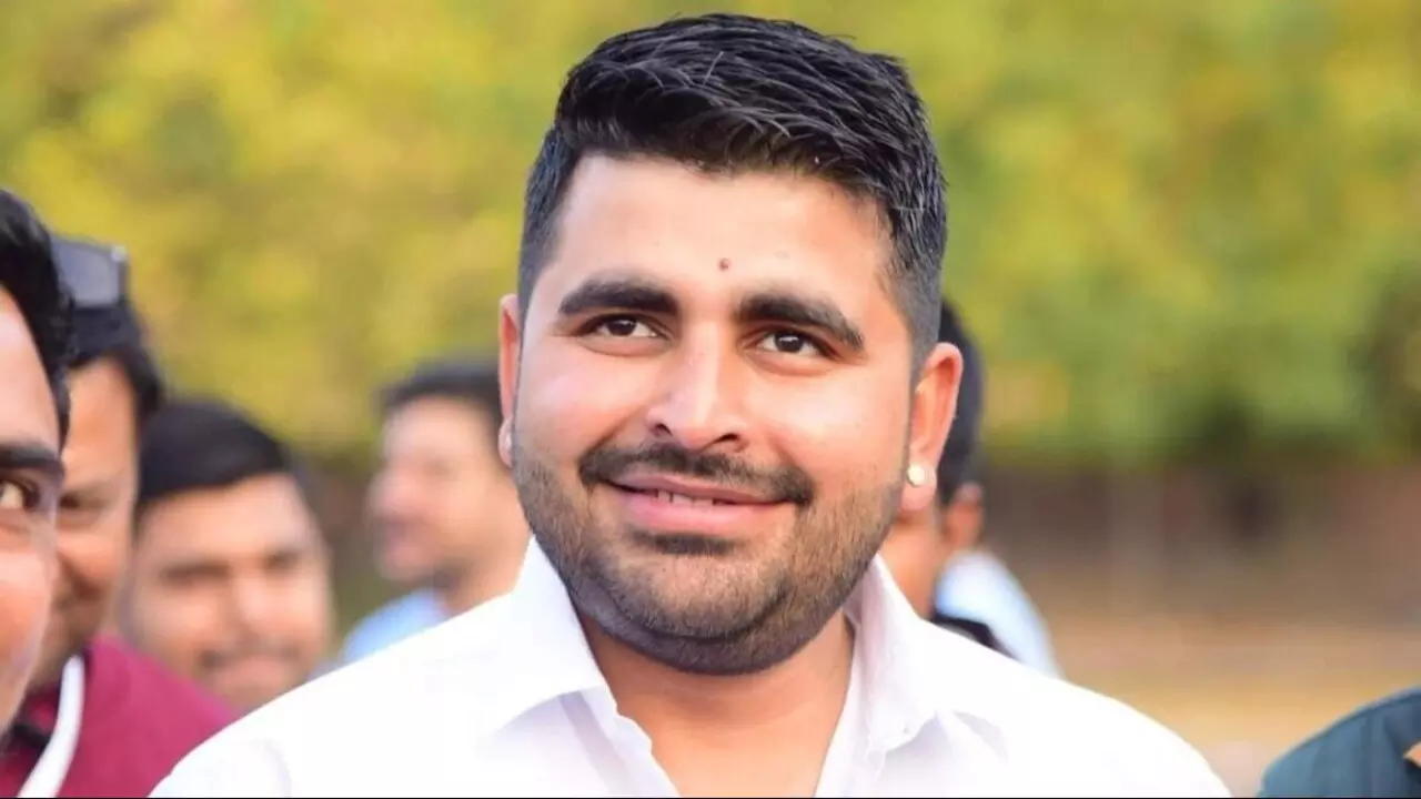Barmer: भाटी के समर्थन में उमड़ी भीड़, जयकारों का शोर Barmer: भाटी के समर्थन में उमड़ी भीड़, जयकारों का शोर