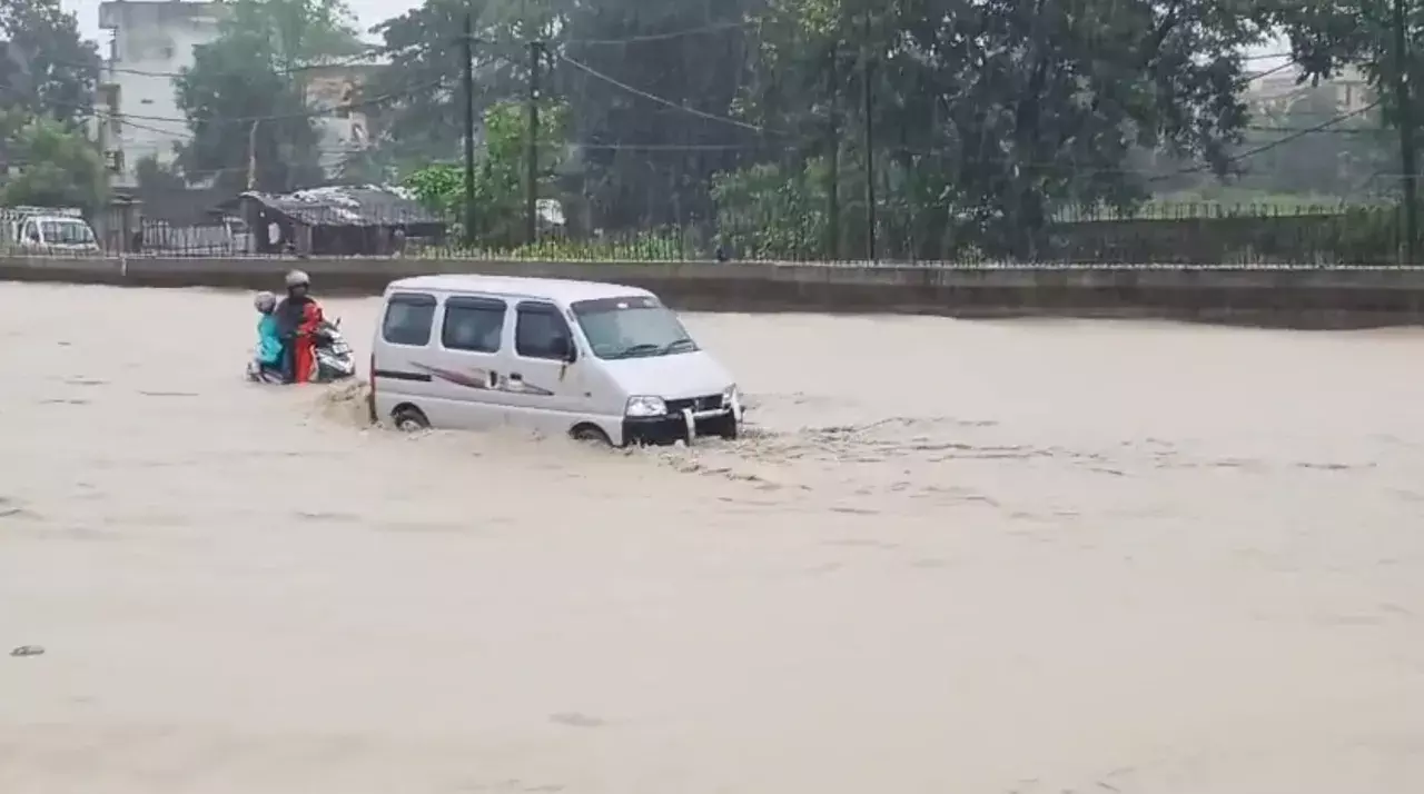 भारी बारिश से Sambalpur शहर में बाढ़, घर और वाहन डूबे; हीराकुंड बांध के 4 और गेट खोले गए भारी बारिश से Sambalpur शहर में बाढ़, घर और वाहन डूबे; हीराकुंड बांध के 4 और गेट खोले गए