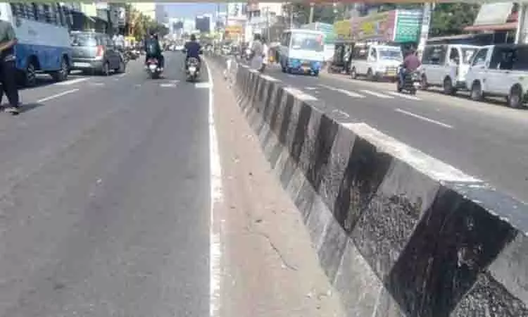 Chennai में सड़कों पर रेत जमा होने से वाहन चालकों के गिरने का खतरा Chennai में सड़कों पर रेत जमा होने से वाहन चालकों के गिरने का खतरा