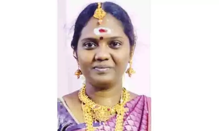 Madurai के एक ग्राम प्रधान की पत्नी ने कार्यालय के बाहर खुद को आग लगाकर आत्महत्या कर ली Madurai के एक ग्राम प्रधान की पत्नी ने कार्यालय के बाहर खुद को आग लगाकर आत्महत्या कर ली