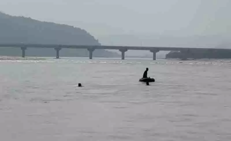 Haridwar से लौटते समय पौंटा साहिब में यमुना नदी में तीन युवक डूबे Haridwar से लौटते समय पौंटा साहिब में यमुना नदी में तीन युवक डूबे