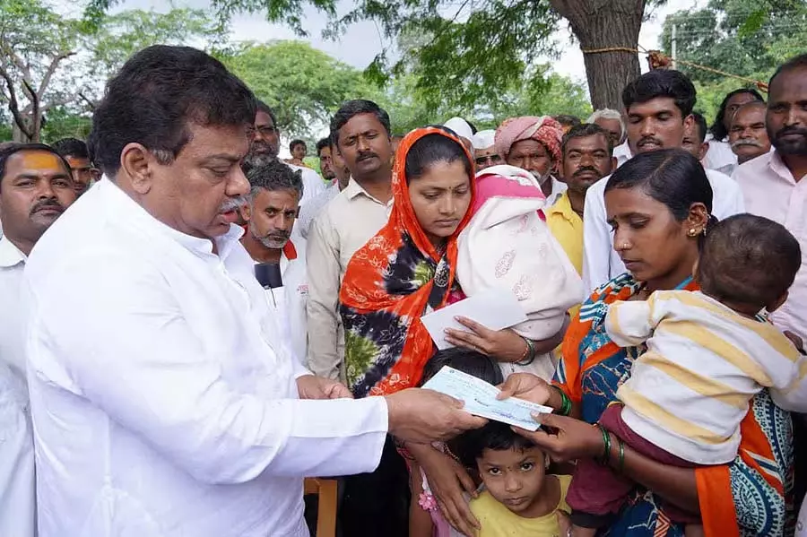 बिजली का करंट लगने से किसान की मौत: मंत्री एम.बी. पाटिल ने 5 लाख का चेक वितरित किया बिजली का करंट लगने से किसान की मौत: मंत्री एम.बी. पाटिल ने 5 लाख का चेक वितरित किया