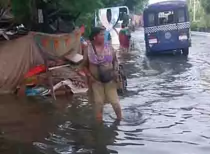 Kolkata: कई हिस्सों में भरा पानी, यातायात और जनजीवन प्रभावित Kolkata: कई हिस्सों में भरा पानी, यातायात और जनजीवन प्रभावित
