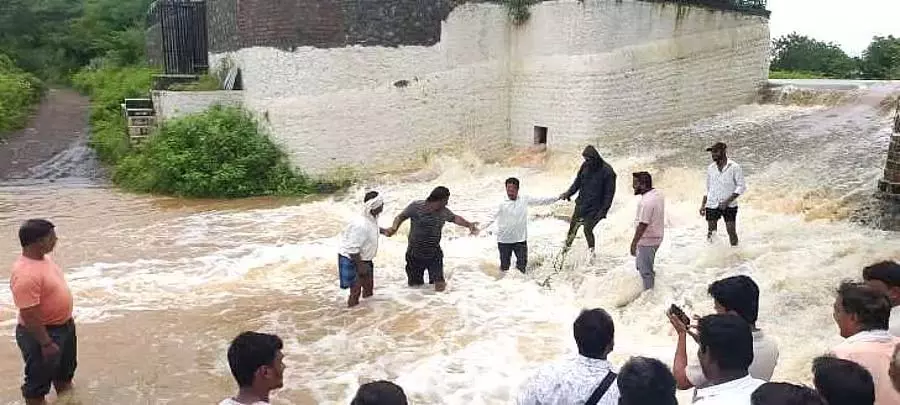भारी बारिश: नदियां, नाले और घाटियां उफान पर भारी बारिश: नदियां, नाले और घाटियां उफान पर