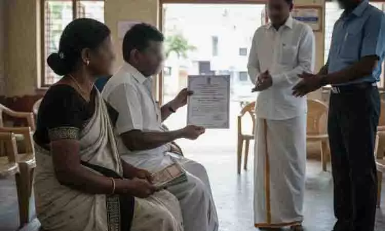 Tamil Nadu: दो मृत सफाई कर्मचारियों के परिजनों को मुआवजा दिया गया Tamil Nadu: दो मृत सफाई कर्मचारियों के परिजनों को मुआवजा दिया गया