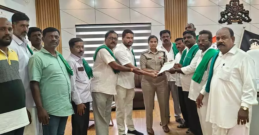 Vijayanagar : राशन के चावल की बड़े पैमाने पर तस्करी का संदेह Vijayanagar : राशन के चावल की बड़े पैमाने पर तस्करी का संदेह